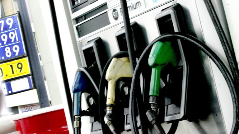 EL GOBIERNO APLAZÓ POR UN MES LA APLICACIÓN DEL IMPUESTO A LOS COMBUSTIBLES.